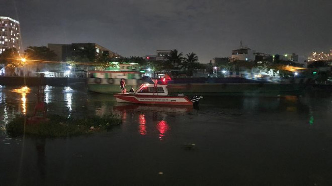 Ca nô của lực lượng chức năng quần thảo, tìm kiếm nạn nhân. Ảnh: Nguyễn Yên