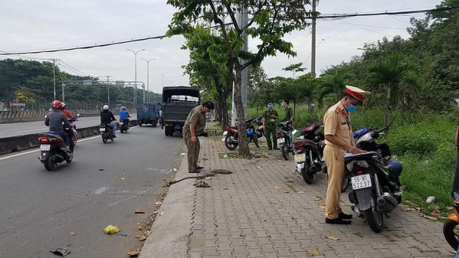 Công an có mặt khám nghiệm hiện trường, điều tra vụ việc. Ảnh: HT