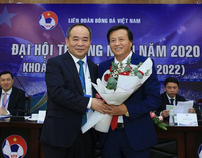 Chủ tịch VFF Lê Khánh Hải tặng hoa chúc mừng tân Phó Chủ tịch VFF Lê Văn Thành