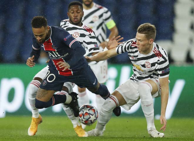 MU (áo sọc đen trắng) và PSG tái đấu ở Old Trafford