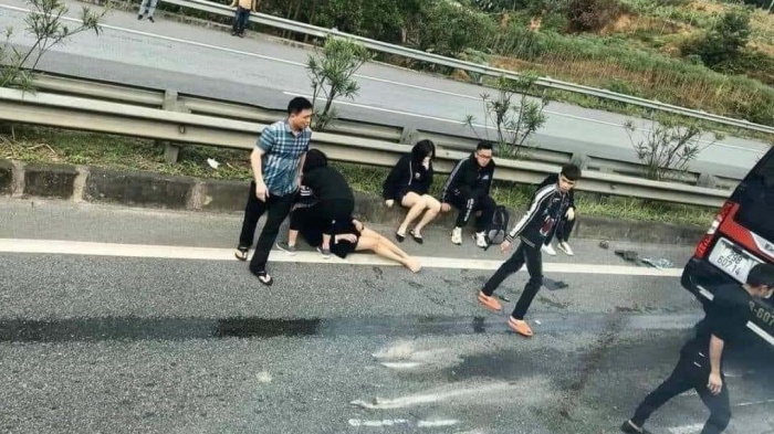 Hiện trường vụ tai nạn giữa xe Limousine và ô tô đầu kéo trên cao tốc Nội Bài - Lào Cai