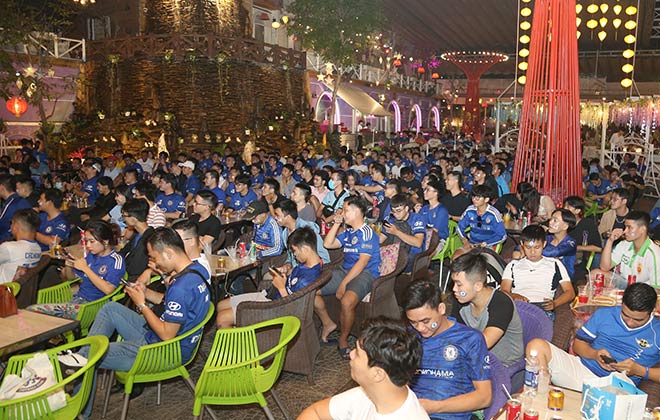 Không chỉ là đại chiến derby London, trận đấu giữa Chelsea và Tottenham tại vòng 10 Ngoại hạng Anh còn đánh dấu trận đấu thứ 1000 của “The Blues” dưới thời chủ tịch Abramovich. Chính vì vậy, có gần 600 fan Chelsea khắp mọi miền đất nước đã tập trung về một địa điểm tại Quận 6 (TP.HCM) để tham gia buổi offline vô cùng hoành tráng.
