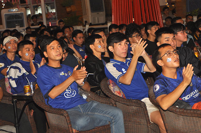 Dù buổi offline diễn ra vào khuya ngày 29/11 đến rạng sáng ngày 30/11 (Thứ 2) nhưng các fan đều nguyện sẽ thức thâu đêm để cổ vũ cho thầy trò HLV Lampard.