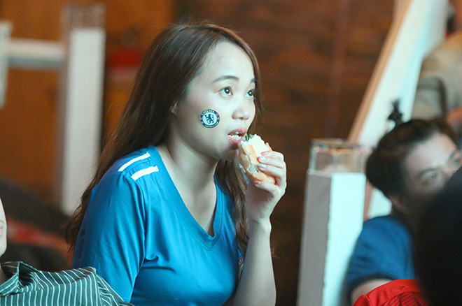 Bạn Phạm Thương, một fan nữ của Chelsea không ngần ngại bay từ Hà Nội vào TP.HCM để có thể giao lưu với những người cùng sở thích. Do chưa kịp ăn uống, cô nàng này vừa ăn tạm bánh mì vừa xem Chelsea thi đấu.