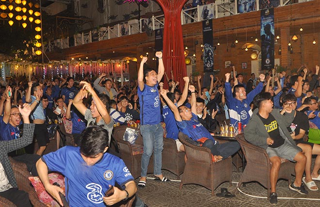 Ngay đầu trận, các fan đội bóng áo xanh đã có màn ăn mừng hụt đầy đáng tiếc khi tiền đạo Werner sút bóng vào lưới nhưng đã bị việt vị.