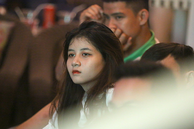 Vẻ mặt thất vọng của một nữ CĐV xinh xắn trước màn trình diễn thiếu điểm nhấn của cả hai đội.