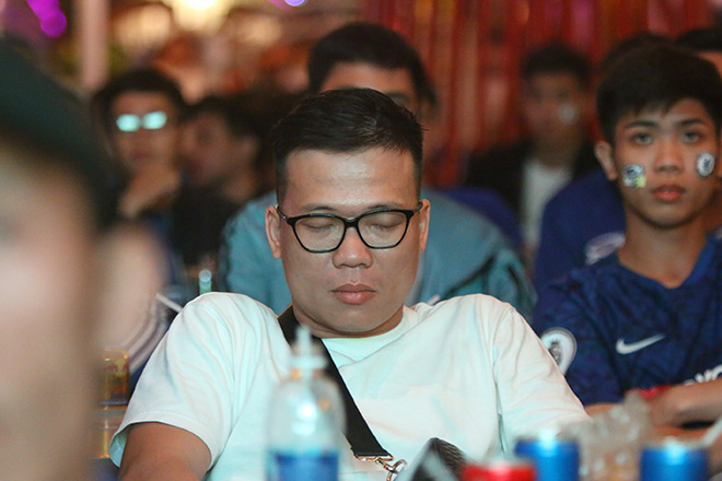 Thậm chí một vài khán giả ngủ gục trong lúc xem thi đấu.