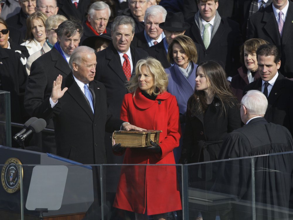 Bà Jill Biden và ông Biden trong lễ nhậm chức phó Tổng thống Mỹ năm 2008 (ảnh: AP)