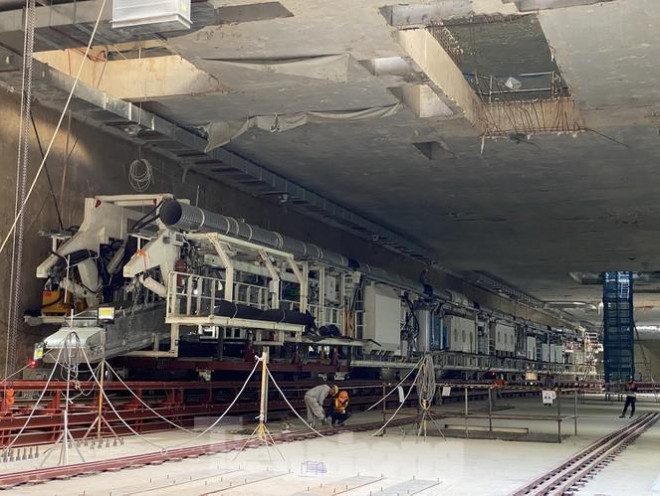 Đây là máy đào hầm metro đầu tiên của TP Hà Nội. Máy do hãng Herrenkecht (Đức) chế tạo theo công nghệ TBM (Tunnel Boring Machine), có chiều dài hơn 100 m, nặng khoảng 850 tấn với bộ phận khiên đào phía trước đường kính 6,55 m.&nbsp;