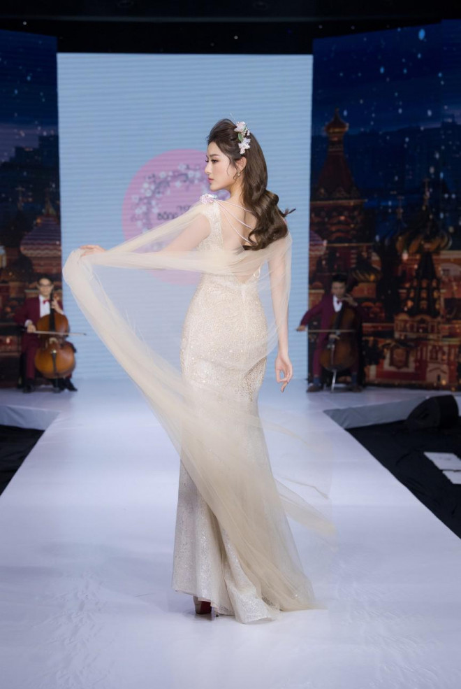 Tái xuất sàn catwalk, Á hậu Huyền My gây thương nhớ với váy công chúa gợi cảm - 10