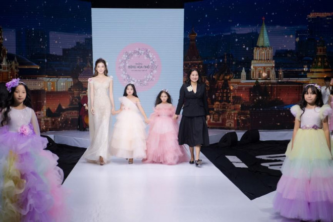 Tái xuất sàn catwalk, Á hậu Huyền My gây thương nhớ với váy công chúa gợi cảm - 11