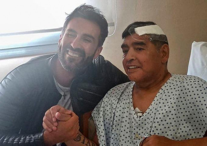 Bác sĩ&nbsp;Leopoldo Luque chụp ảnh với Diego&nbsp;Maradona&nbsp;sau ca phẫu thuật xử lý máu đông hai tuần trước khi huyền thoại bóng đá Argentina qua đời. Ảnh:&nbsp;Twitter&nbsp;