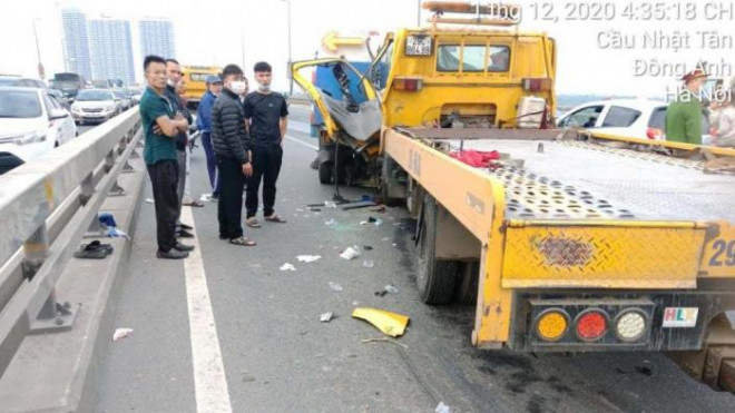 Hiện trường của vụ TNGT xe tải cứu hộ đâm vào xe rác chuyên dùng khiến 2 người thương vong trên cầu Nhật Tân, TP Hà Nội