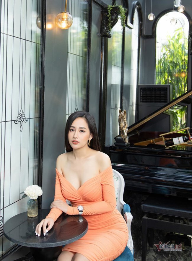 Ngoài sự quan tâm về nhan sắc, gu thời trang gợi cảm, Mai Phương Thuý còn được xem là một "đại gia ngầm" trong làng giải trí với việc sở hữu siêu xe, căn hộ hạng sang và là một mỹ nhân chơi hàng hiệu khét tiếng.
