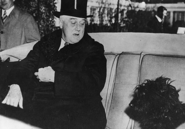 Cựu Tổng thống Roosevelt và thú cưng&nbsp;Fala. Ảnh: Getty