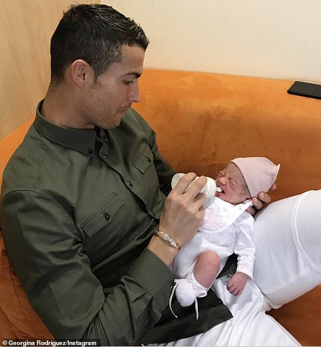 Bạn gái Ronaldo diện nội y nóng bỏng gây &#39;bão&#39; mạng - 8