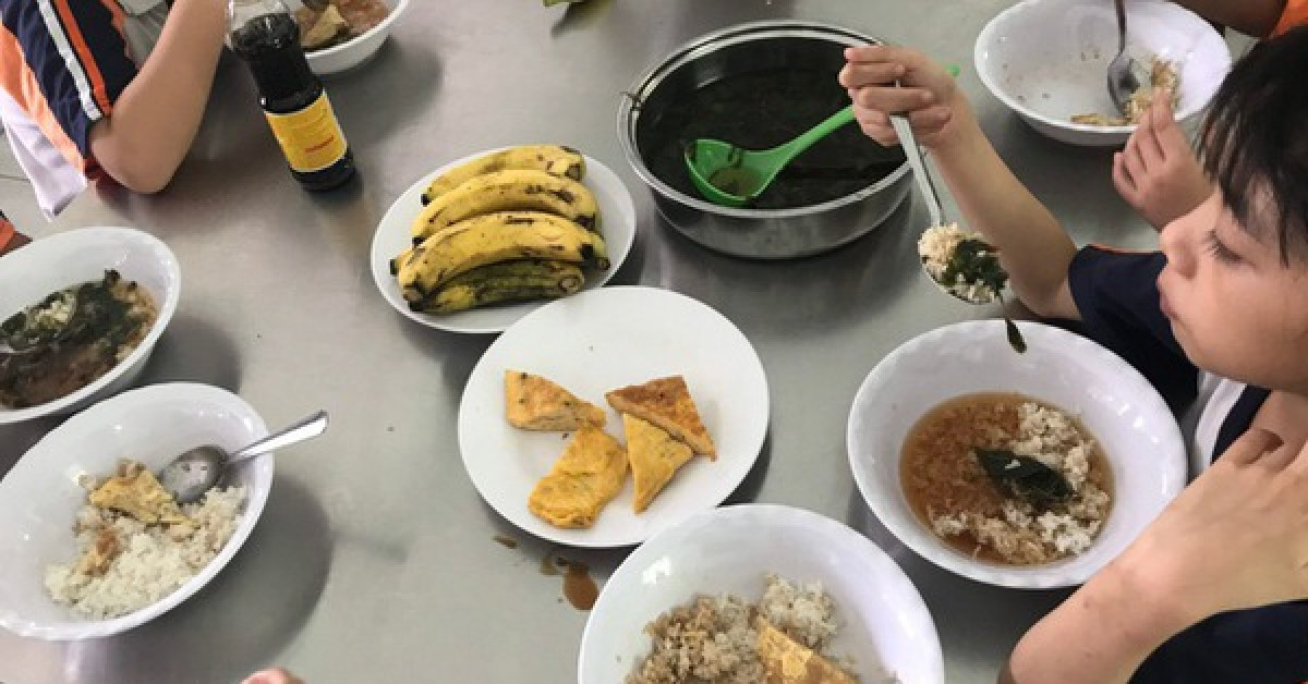 Bữa cơm trưa của học sinh tại một trường tiểu học ở TPHCM khiến nhiều phụ huynh bất bình vì quá nghèo nàn và không đảm bảo vệ sinh an toàn thực phẩm. Ảnh: TL