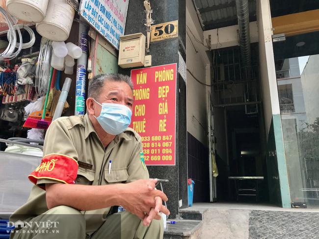 Khu nhà trọ này hiện đang được cơ quan chức năng thực hiện việc cách ly và giám sát chặt chẽ. Tại lầu 3 của nhà trọ này, bệnh nhân 1342 đã tiếp xúc trực tiếp với 3 người gồm: Mẹ đẻ và 2 người bạn (1 nam, 1 nữ), trong đó, người bạn nam SN 1988 có tới sống cùng tại đây. Ảnh: V.D