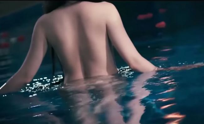 Cũng trong MV này, Nam Em đã có cảnh cởi áo táo bạo và thả mình xuống làn nước đầy thơ mộng.
