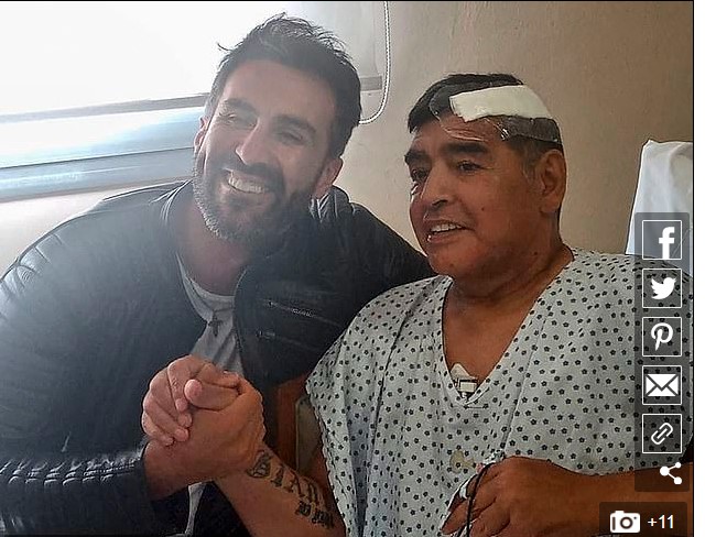Huyền thoại Maradona (bên phải) từng trải qua một ca phẫu thuật ở đầu hồi tháng 11. Người bắt tay Maradona là bác sĩ riêng của ông, Leopoldo Luque. Ảnh: Diego Maradona Press Office