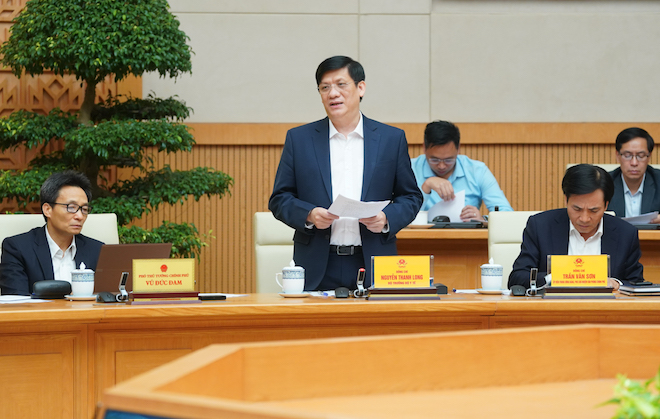 Bộ trưởng Bộ Y tế Nguyễn Thanh Long phát biểu tại cuộc họp Thường trực Chính phủ nghe Ban chỉ đạo quốc gia về phòng chống COVID-19 báo cáo tình hình và các biện pháp phòng chống, chiều 1/12. (Ảnh: Hiền Minh/chinhphu.vn)