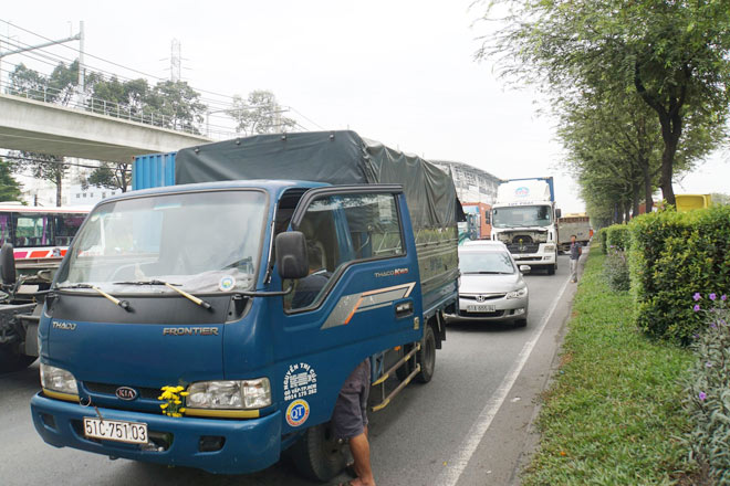 Mặc dù lực lượng CSGT đội Rạch Chiếc và Cát Lái đã bố trí người điều tiết và phân luồng ở nhiều nút giao thông nhưng cũng không thể giảm bớt tình trạng kẹt xe. Một số người đợi kẹt xe quá lâu đành phải cho đậu bên đường để ngồi vỉa hè làm việc.&nbsp;Ghi nhận đến đầu giờ chiều cùng ngày, tình trạng kẹt xe ở xa lộ Hà Nội, Mai Chí Thọ, Đồng Văn Cống… vẫn chưa thuyên giảm.