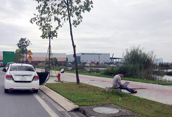 Các tuyến đường khác như đường Mai Chí Thọ, đường Đồng Văn Cống (quận 2), các đường đi ra xa lộ Hà Nội từ hai quận Thủ Đức và quận 9, giao thông cũng “chết cứng” nhiều giờ.