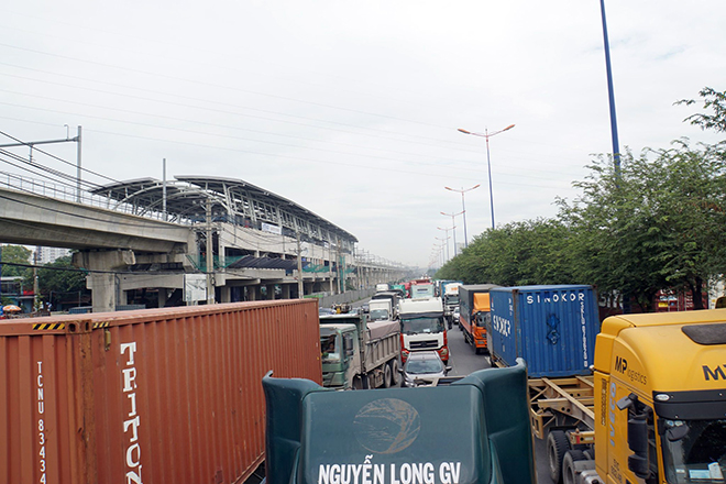 Hướng vào trung tâm TP và về hướng vào cảng Cát Lái (quận 2), Phú Hữu (quận 9), Trường Thọ (quận Thủ Đức) dòng xe container, xe tải và xe hai bánh nối đuôi nhau kéo dài.