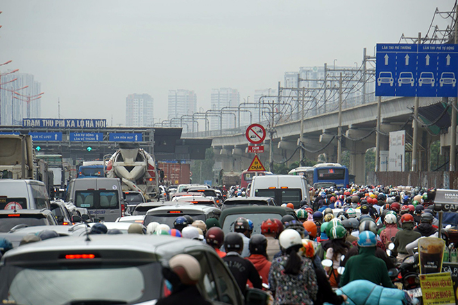 Tuyến đường xa lộ Hà Nội kẹt xe kéo dài gần 10km từ Suối Tiên đến cầu vượt Cát Lái, hàng vạn ô tô, xe khách, xe tải... xếp hàng nhích từng mét.