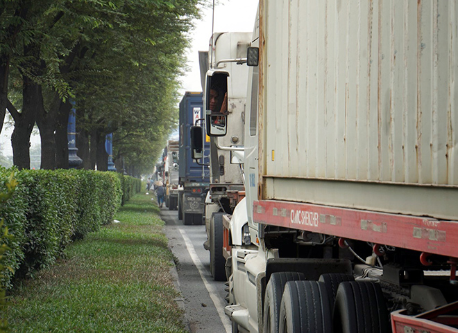 “Thời điểm cuối năm các xe tải, xe container vào cảng lấy hàng nhiều nên kẹt xe dữ quá. Tôi đã sợ kẹt xe nên sáng nay điều chạy xe đi sớm hơn mọi khi nhưng vẫn không thoát. Thấy đường này kẹt xe, tôi chạy qua đường khác vẫn không thoát”, tài xế xe tải Phạm Minh Hùng (ngụ Đồng Nai) nói.