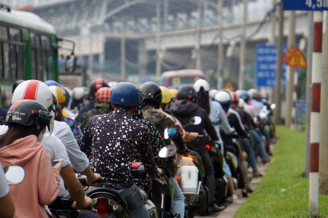 Người đi xe máy phải nhích từng chút một trên xa lộ Hà Nội.