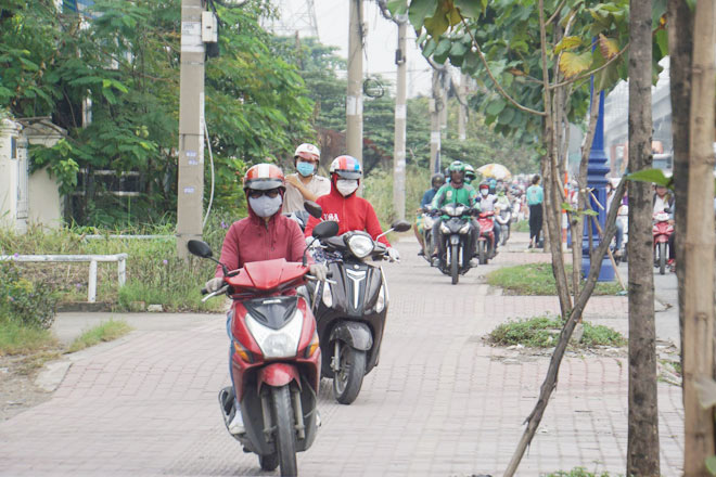 Do kẹt xe kéo dài quá lâu, các tài xe ô tô đành phải xuống xe để vào bên đường nghỉ ngơi, “ngắm cảnh”.