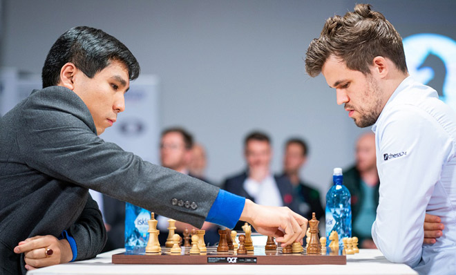 Carlsen (phải) thua trận chung kết đầu tiên ở chuỗi sự kiện trị giá 1,5 triệu USD do anh đứng&nbsp;ra tổ chức