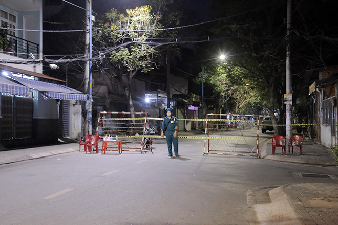 Trên đường Hoàng Lê Kha, nơi BN 1349 sinh sống, lực lượng chức năng lập rào chắn phong tỏa một đoạn đường khoảng 200m.