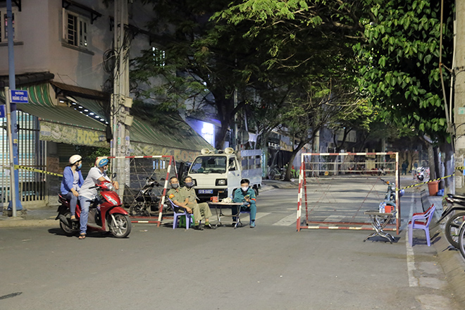 Khu vực bị hạn chế, không cho phép người ngoài đi vào bên trong, những người dân phía trong cũng không được phép rời khỏi nơi phong tỏa.