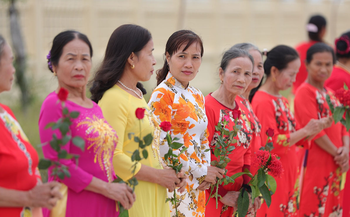 Nhân chuyện rước hoa hậu về làng long trọng như rước “ông Nghè” vinh quy bái tổ - 2