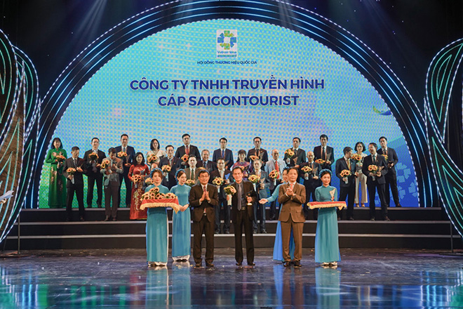 Ông Trần Văn Úy - Tổng giám đốc SCTV nhận biểu trưng THQG 2020