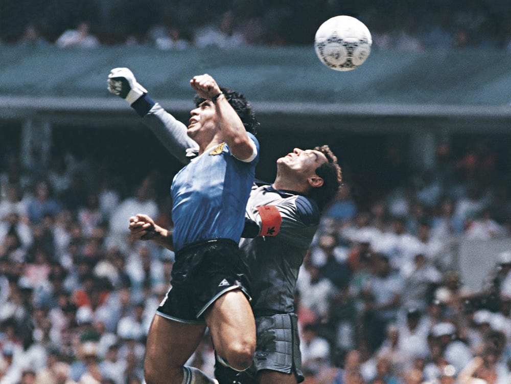 Maradona trở thành tượng đài mãi mãi được tôn thờ ở Argentina sau trận bóng World Cup 1986 trước đội tuyển Anh.