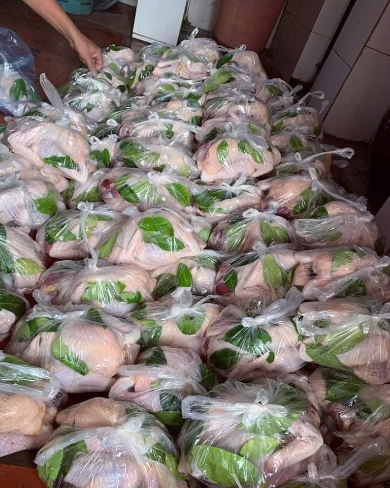 Điều đặc biệt, người bán chỉ rao những con gà đã thành phẩm, không bán gà sống.