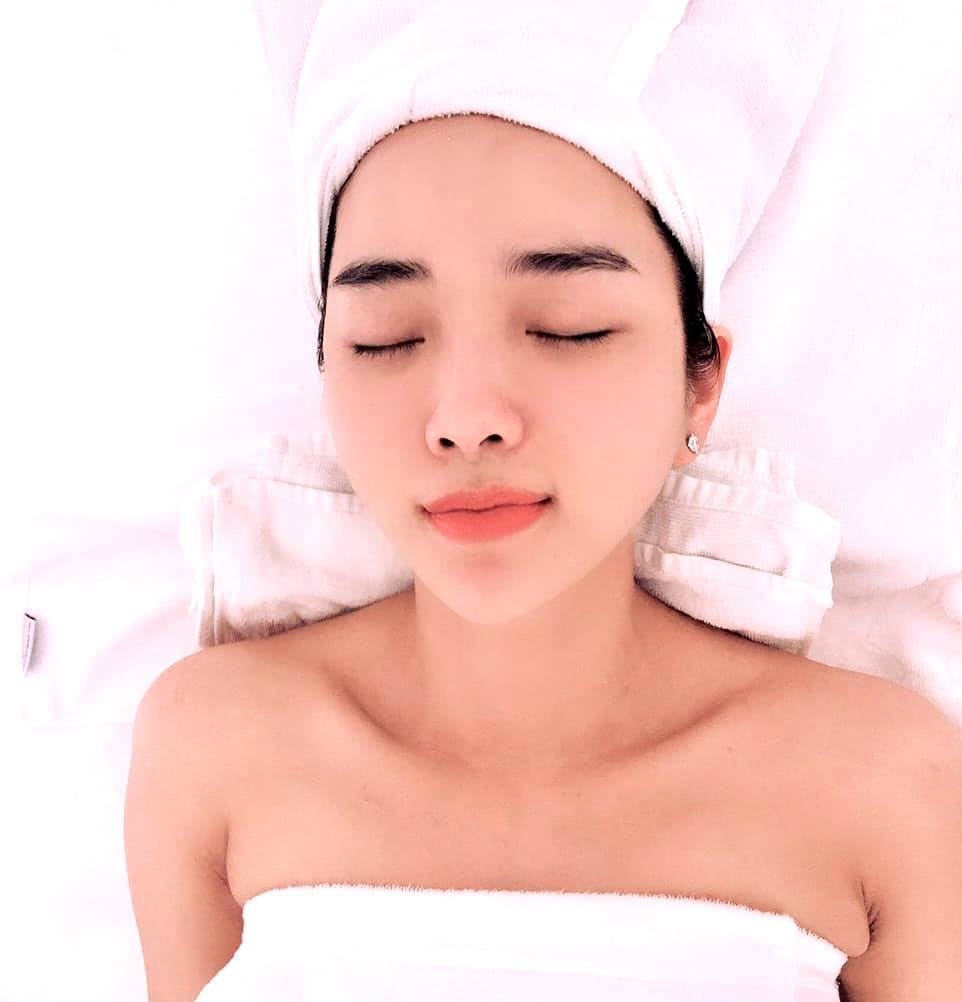 Nhằm&nbsp;chăm sóc da chuyên sâu, bà xã Ưng Hoàng Phúc thường lui tới spa để làm đẹp.