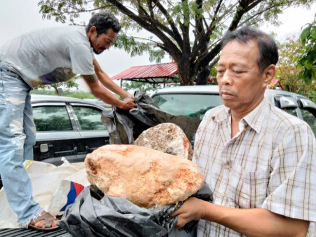Mới đây, Naris Suwannasang -  một ngư dân ở Thái Lan đã tình cờ tìm được một khối đá dạt vào bãi biển. 
