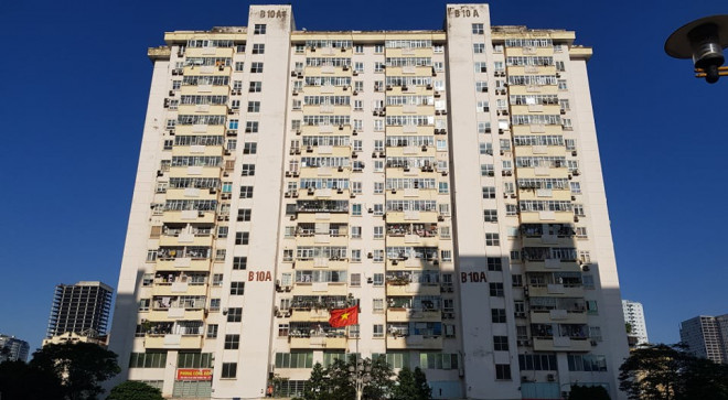 Tháng máy tòa nhà tái định cư B10A Nam Trung Yên (Cầu Giấy, Hà Nội) rơi tự do từ tầng 5 xuống khiến 3 người bị thương. Ảnh: Đình Phong.