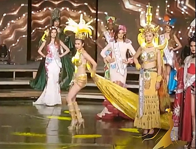 Tại "Hoa hậu người mẫu thế giới", bộ trang phục dân tộc của thí sinh Philippines dính vào sàn khiến cô không thể di chuyển nhưng có ý kiến cho rằng cô bị thí sinh khác giẫm lên váy.
