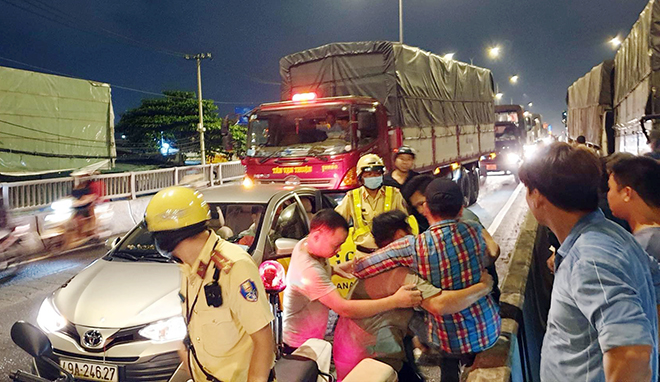 2 tài xế được đưa ra ngoài, trong đó một người bị gãy chân được chuyển đi cấp cứu ngay sau đó