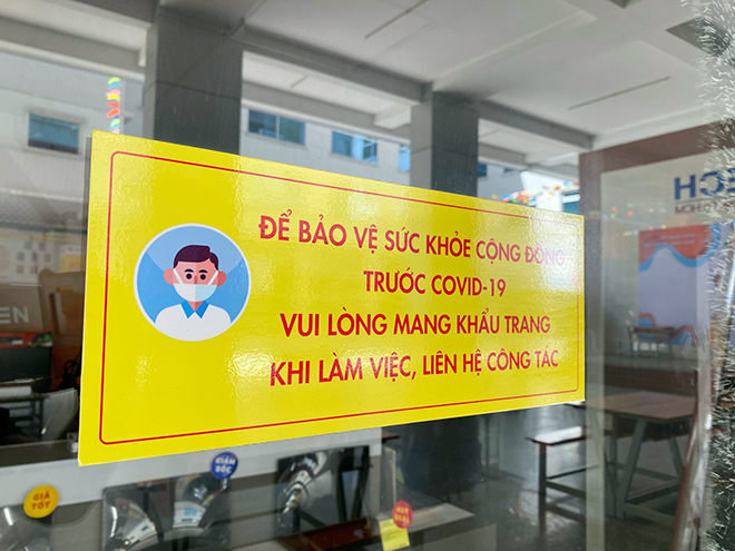 Nhà trường đã triển khai các biện pháp phòng chống dịch COVID-19. Khu vực trước cổng và bên trong trường có nhiều bảng tuyên truyền luôn mang theo khẩu trang, rửa tay khử khuẩn…