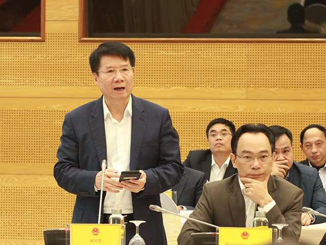 Thứ trưởng Bộ Y tế Trương Quốc Cường trả lời câu hỏi của PV tại buổi họp báo Chính phủ thường kỳ