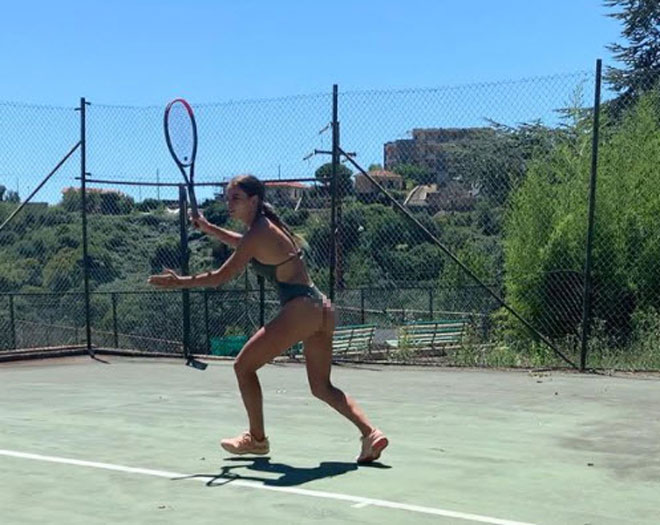 Chiara Icardi mặc bikini chơi tennis