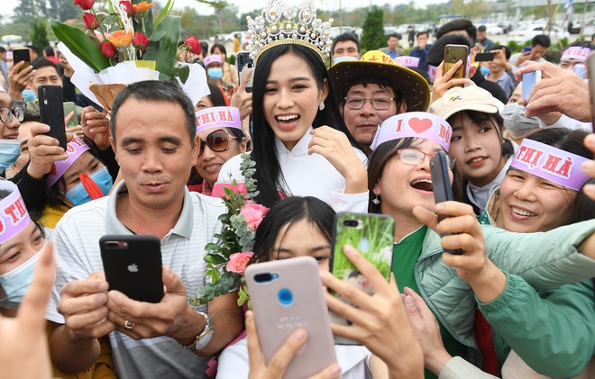 Tân Hoa hậu Việt Nam lộ nhan sắc thật qua camera thường liệu có sốc bằng Mai Phương Thúy? - 1