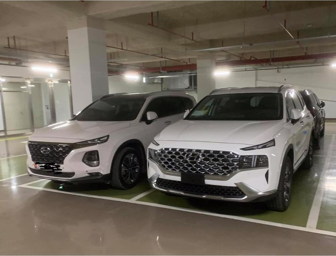 Hyundai Santa Fe 2021 (bên phải)&nbsp;đã có mặt tại Việt Nam sau hơn 5 tháng ra mắt toàn cầu