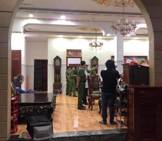 Hình ảnh chụp bên trong biệt thự khi công an thi hành lệnh khám xét nhà của ông Lê Thái Thiện.
